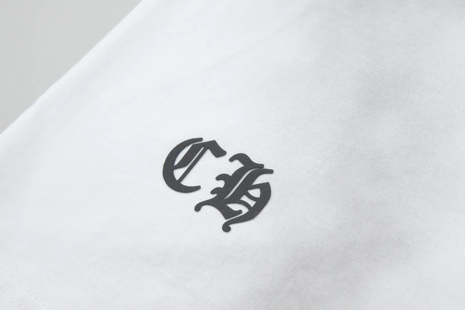 🅿️250 ✨CH✨🆕25SS spring and summer new style Croix heart✝frame letter distressed printed short sleeves Light luxury essential item for daily commuting for men and women Correct version Welcome to compare Detailed features · 280g 100% pure cotton double yarn jersey fabric · Custom dyed in the same vat, special thickened 32 count double-strand 1X1 thread · Colorful foaming. Ready-to-wear dyeing Then do the faded fried snowflake process, then wash it to make it look old. Common washing improves the effect · Double-needle stitching and cross-stitch process · Original main mark, washed tag, branded moisture-proof paper packaging Color: black/white/orange Size: S/M/L/XL